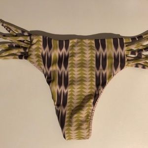 acacia maui bottoms in arrow